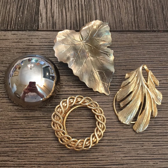 Vintage gold tone leaf buttons